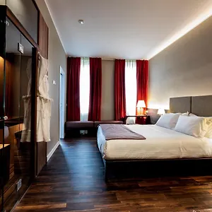 10 Keys 4*, Milan Italy